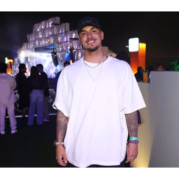 Segundo o jornal Extra, Gabriel Medina atendeu a imprensa ao chegar no espaço VIP do festival, mas desconversou sobre o romance com Jade Picon