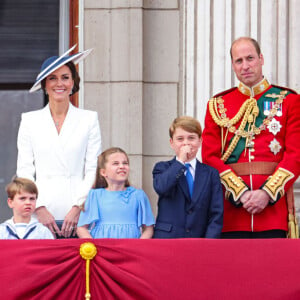 O primeiro dia de aula das crianças na escola Lambrook foi interrompido devido ao anúncio da piora da saúde da Rainha Elizabet II