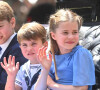 Kate Middleton foi vista buscando os filhos George, de 9 anos, Charlotte, de 7 anos e Louis, de 4 anos, na nova escola