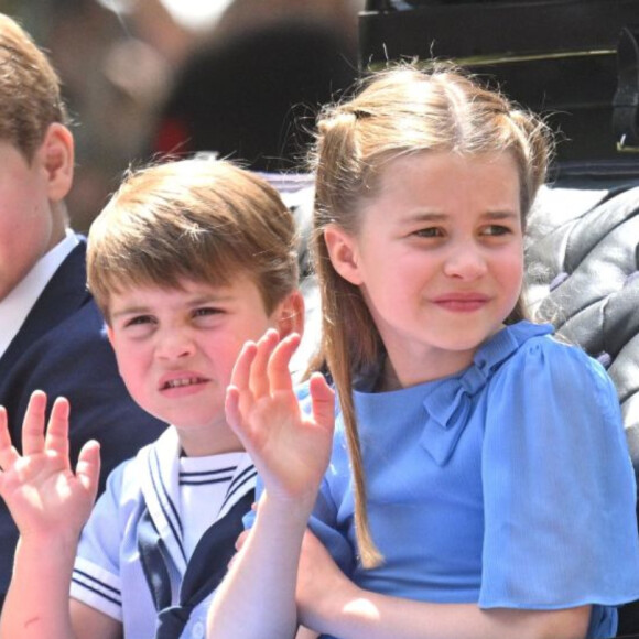 Kate Middleton foi vista buscando os filhos George, de 9 anos, Charlotte, de 7 anos e Louis, de 4 anos, na nova escola