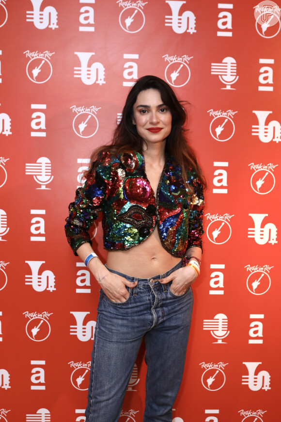 Thaila Ayala aposta na calça jeans cintura baixa com uma jaqueta curta com cores e muito brilho