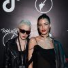 Marcella Rica e Vitória Strada combinaram looks em preto no Rock in Rio: o casal aderiu ao estilo rocker