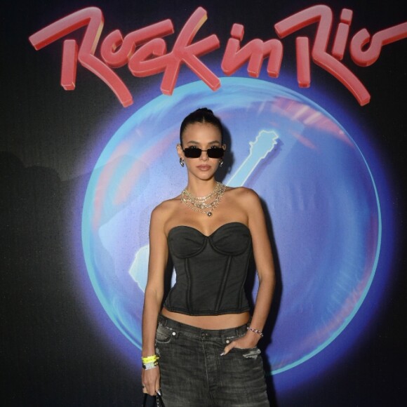Bruna Marquezine apostou em calça masculina para o primeiro final de semana do Rock in Rio