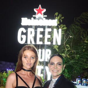 Cintia Dicker ganha carinho de Carol Sampaio na barriga de grávida