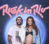 Cintia Dicker posa com o marido, Pedro Scooby, no Rock in Rio