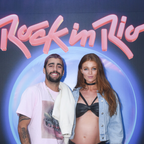 Cintia Dicker posa com o marido, Pedro Scooby, no Rock in Rio