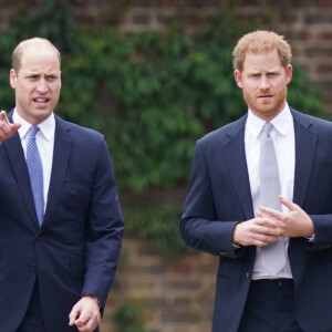 Príncipe Harry e o irmão, o príncipe William, foram obrigados pelo pai, Rei Charles III, a virem a público pela primeira vez após a morte da Rainha Elizabeth II ao lado de suas mulheres