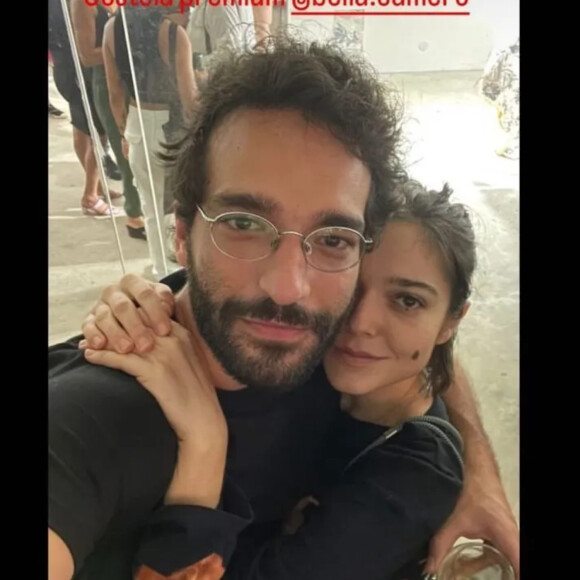 Solteiro, Humberto Carrão posou abraçado com Bella Camero