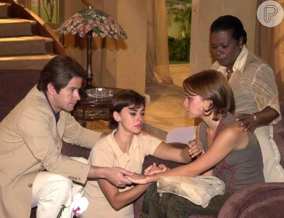 Lucas (Murilo Benício) acabou sendo traído pela mulher, Maysa (Daniela Escobar), mãe de sua filha, Mel (Giovanna Antonelli), na novela 'O Clone'
