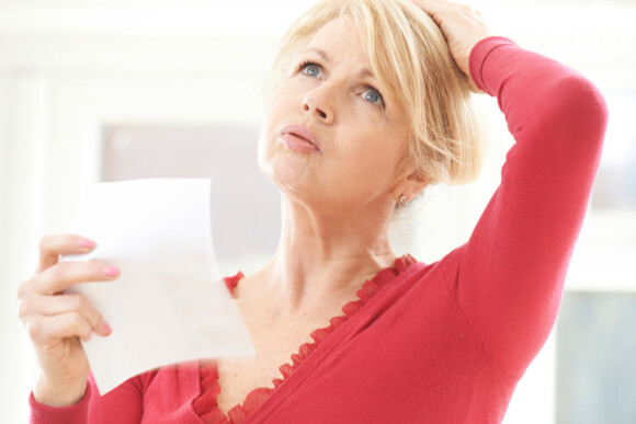 Os sintomas da menopausa incluem ondas de calor, calores e suores noturnos, insônia, alterações de humor e alterações no peso