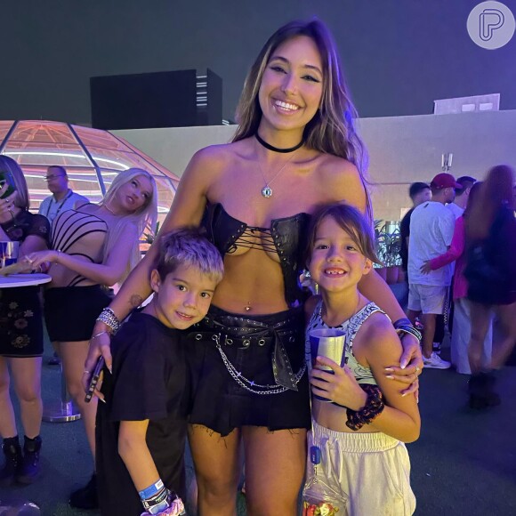 Vanessa Lopes posou com os filhos mais novos de Pedro Scooby e Luana Piovani no Rock in Rio