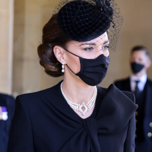 A joia escolhida por Kate Middleton é uma choker da coleção de Rainha Elizabeth II e foi usada por Diana em 1982