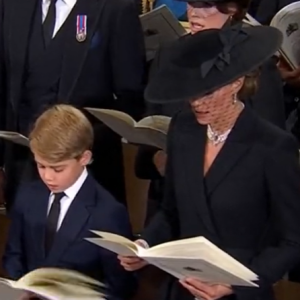 A escolha do look de Kate Middleton para o funeral de Elizabeth II trazia homenagem à monarca