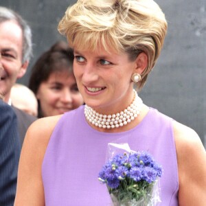 Princesa Diana era apaixonada por pérolas e chegou a usar peças da coleção da Rainha Elizabeth II