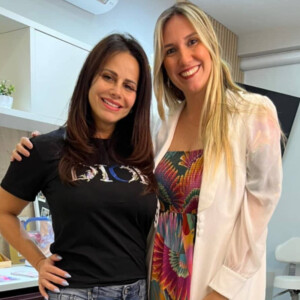 Viviane Araujo apostou em um look com calça jeans para consulta com obstetra