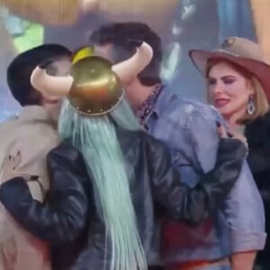 'A Fazenda 2022': Tati Zaqui, Thomaz Costa e Iran Malfitano deram selinho triplo 'da amizade' em festa