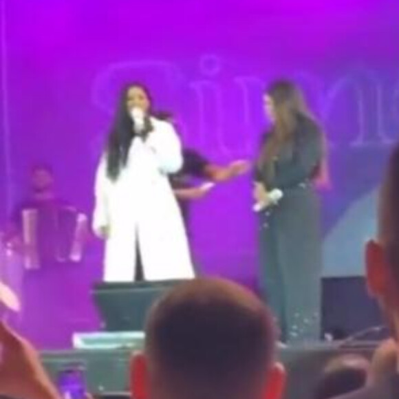 Simaria chegou de surpresa em show de Simone