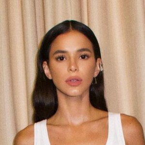 O básico pode ser fashionista na moda: look com regata de Bruna Marquezine roubou a cena em Milão