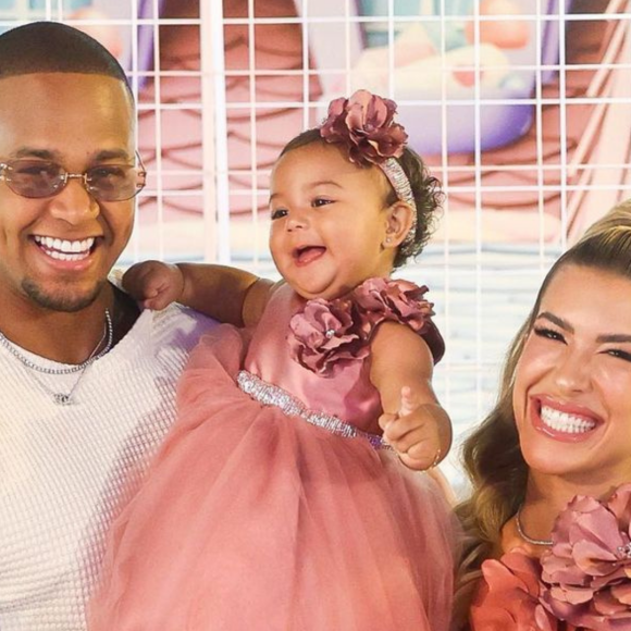 Liz, filha de Leo Santana e Lore Improta, completou 1 ano de vida na última segunda-feira (26) e ganhou um festão