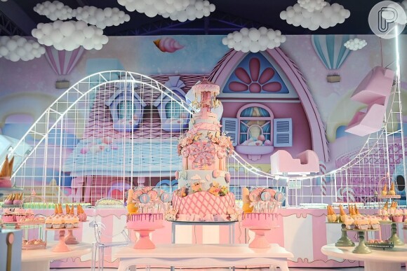 O bolo de Liz, filha de Leo Santana e Lore Improta, tinha uma roda gigante que se mexia