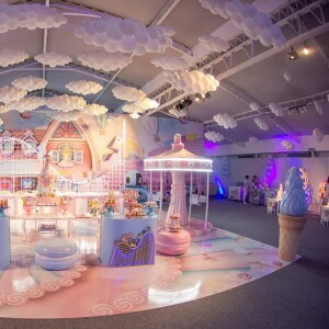 Decoração da festa de filha de Leo Santana e Lore Improta traz nuvens e brinquedos de parque