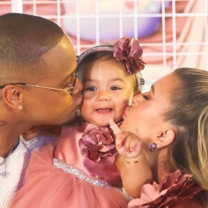 Filha de Leo Santana e Lore Improta ganha beijos dos papais em festa de 1 ano