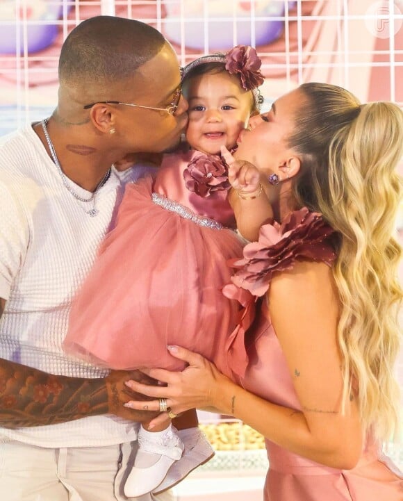 Filha de Leo Santana e Lore Improta ganha beijos dos papais em festa de 1 ano