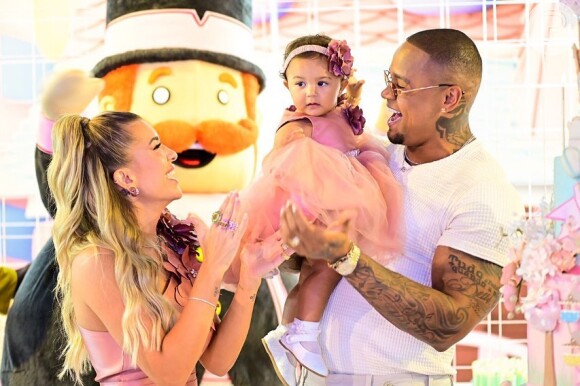 Hora do parabéns de Liz, filha de Leo Santana e Lore Improta! 