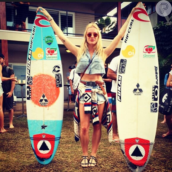 Fiorella Mattheis posou para fotos ao lado das pranchas de Gabriel Medina, surfista brasileiro que se tornou campeão nas ondas do arquipélago