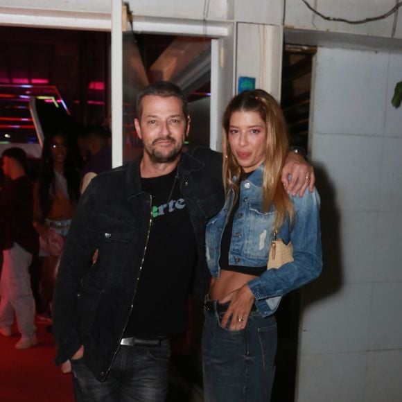 Marcelo Serrado chegou acompanhado da mulher, Roberta Fernandes, em festa de Giovanna Ewbank