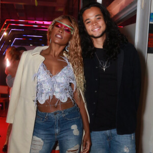 Erika Januza posou com o namorado, Juan Nakamura, em festa de Giovanna Ewbank 