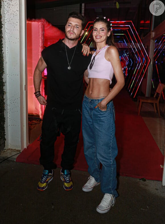 Camila Queiroz com o marido, Klebber Toledo, na festa de Giovanna Ewbank