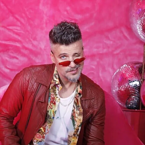 Bruno Gagliasso fugiu da estética 2000 da festa e referenciou uma polêmica de 2019 para o look: o 'Surubão de Noronha'