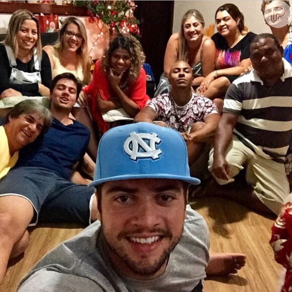 Preta Gil registrou a ceia de Natal na casa da família do noivo, Rodrigo Godoy