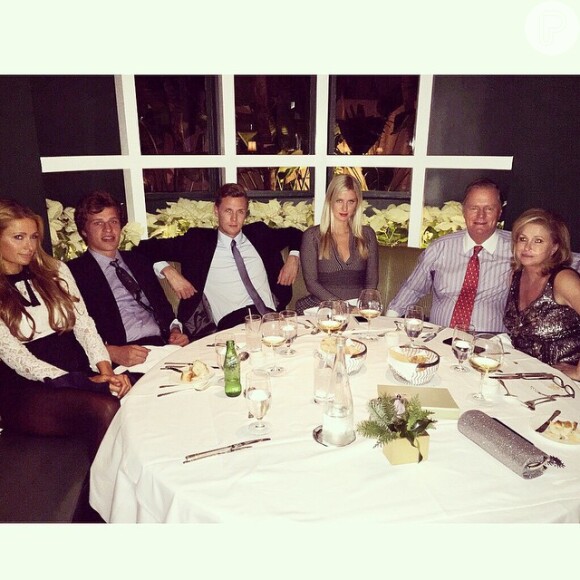 A patricinnha Paris Hilton mostrou seu jantar em família no Natal
