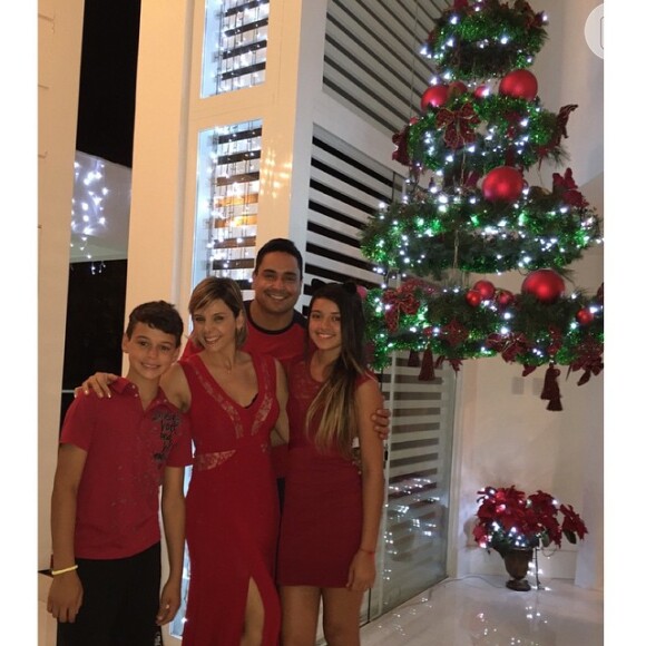 Carla Perez registrou sua noite de Natal com o marido, Xanddy, e os filhos, Camilly Victória e Victor Alexandre