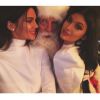 Kendall Jenner e Kylie Jenner, do reality show 'Keeping up with the Kardashians', posaram ao lado do papai noel