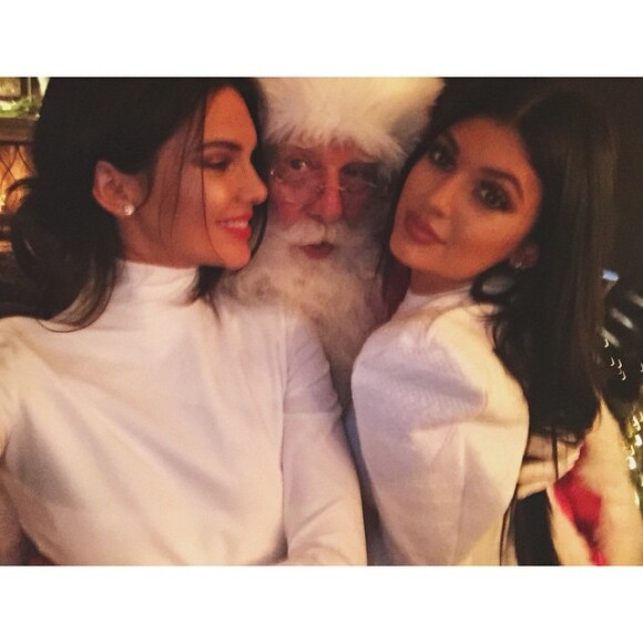 Kendall Jenner e Kylie Jenner, do reality show 'Keeping up with the Kardashians', posaram ao lado do papai noel