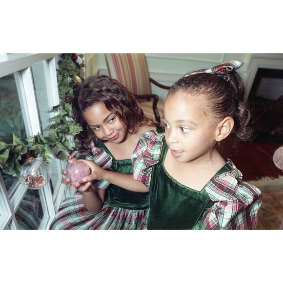 Nas fotos, as irmãs Beyoncé e Solange Knowles ajudam a enfeitar a casa para o Natal