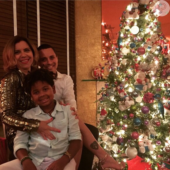 A apresentadora Astrid Fontenelle celebrou a chegada do Natal com o filho, Gabriel