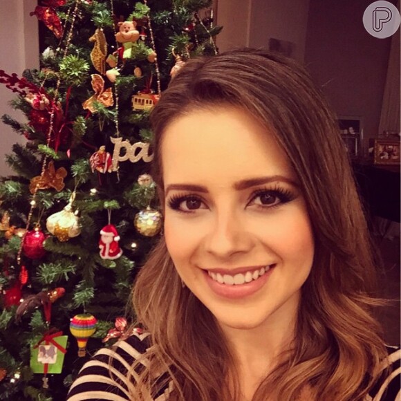 Sandy posou diante da árvore de Natal e postou a foto em seu Instagram: 'Feliz Natal, genteeee!! Muito amor, alegria e paz pra todos!'
