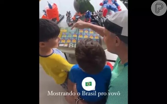 Tite brincou com os netos sobre os jogadores no álbum da Copa do Mundo 2022