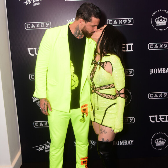 Beijo de Cleo no marido, Leandro DLucca, em festa de 40 anos da cantora