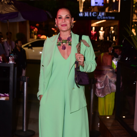 Carolina Ferraz esteve na festa de aniversário de Cleo