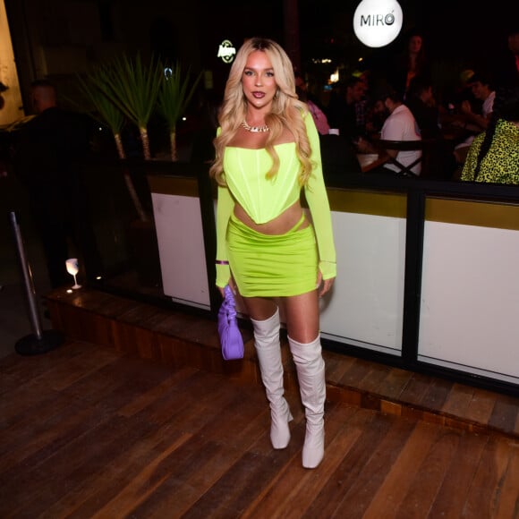 Gabi Lopes esteve na festa de aniversário de 40 anos de Cleo