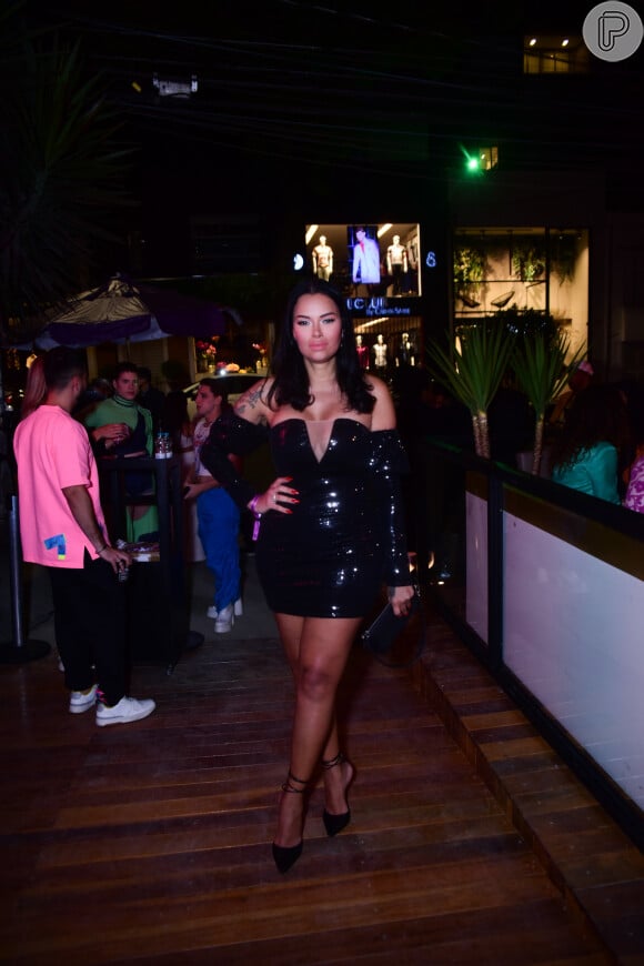 Ex-BBB Ariadna Arantes curtiu festa de 40 anos de Cleo