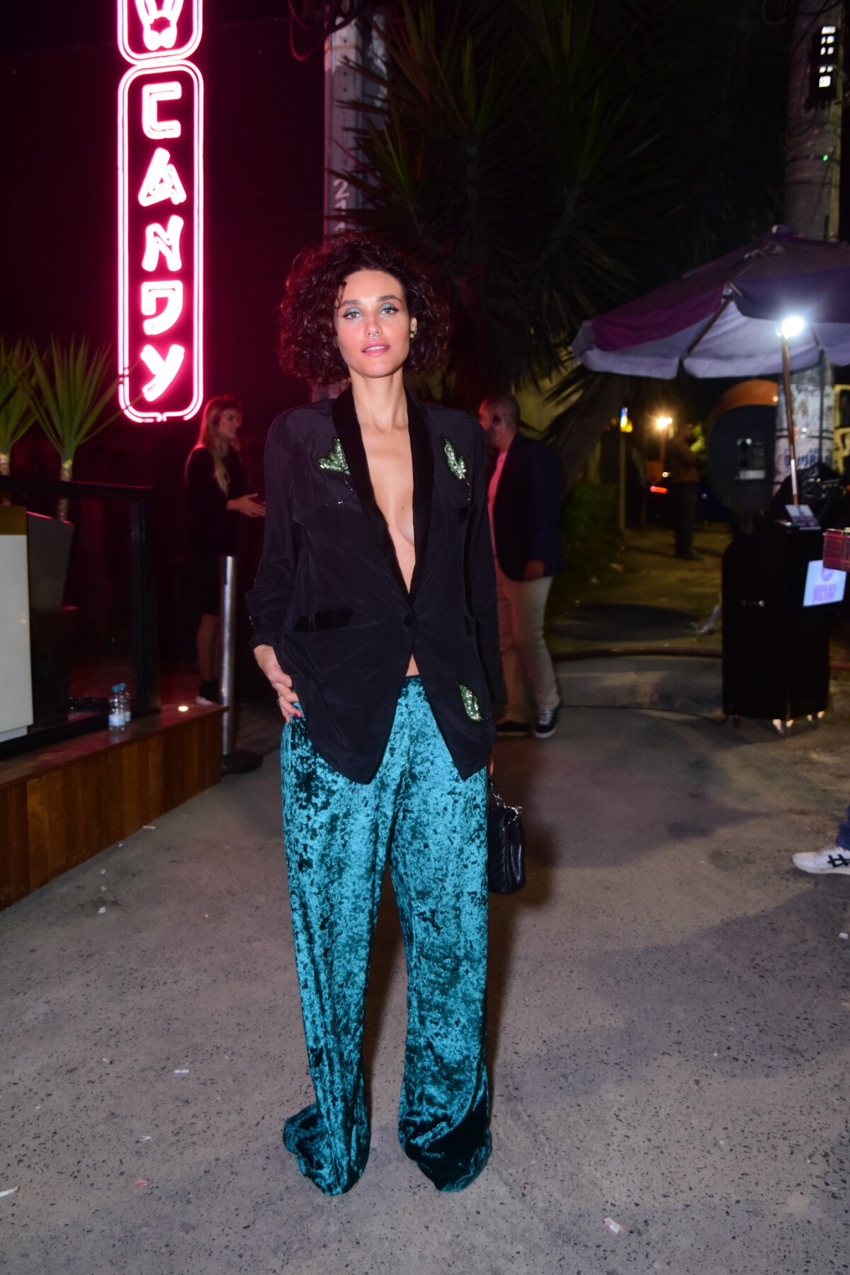 Foto: Débora Nascimento prestigiou festa de 40 anos de Cleo - Purepeople