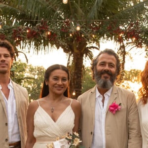 3 casamentos marcam o último capítulo da novela 'Pantanal': Tadeu (José Loreto) e Zefa (Paula Barbosa); José Lucas (Irandhir Santos) e Irma (Camila Morgado); José Leôncio (Marcos Palmeira) e Filó (Dira Paes)