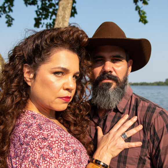 No último capítulo da novela 'Pantanal', Maria Bruaca (Isabel Teixeira) volta ao Pantanal com Alcides (Juliano Cazarré)