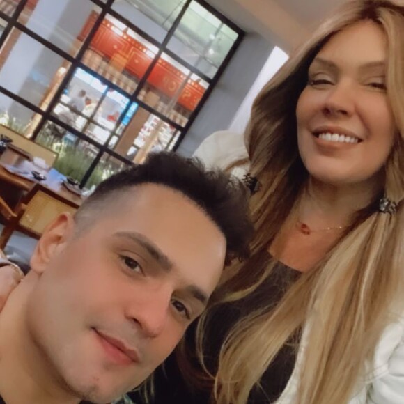 Marido de Simony tem acompanhado a cantora nas sessões de quimioterápia